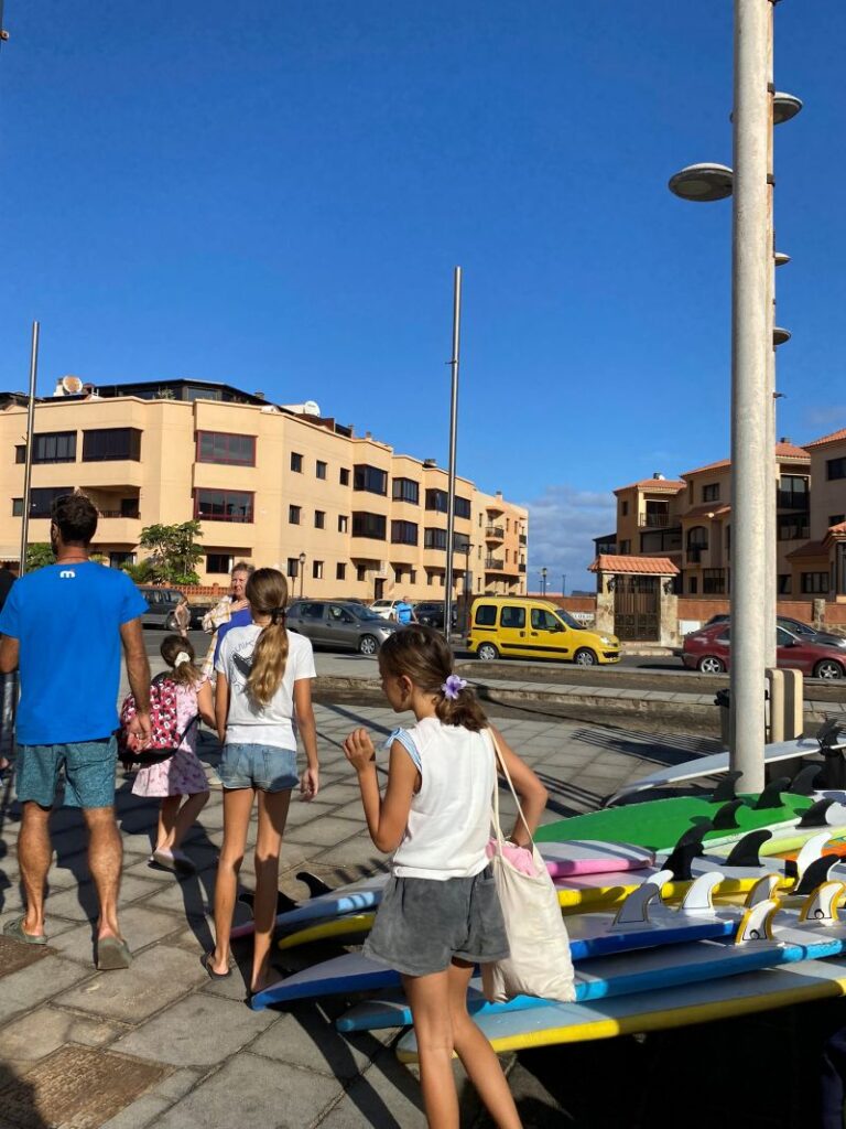 Fuertetribu Surf Para Ninos 38 768x1024 Padres llegan a coger sus niños a la escuela de surf después de la clase de surf.