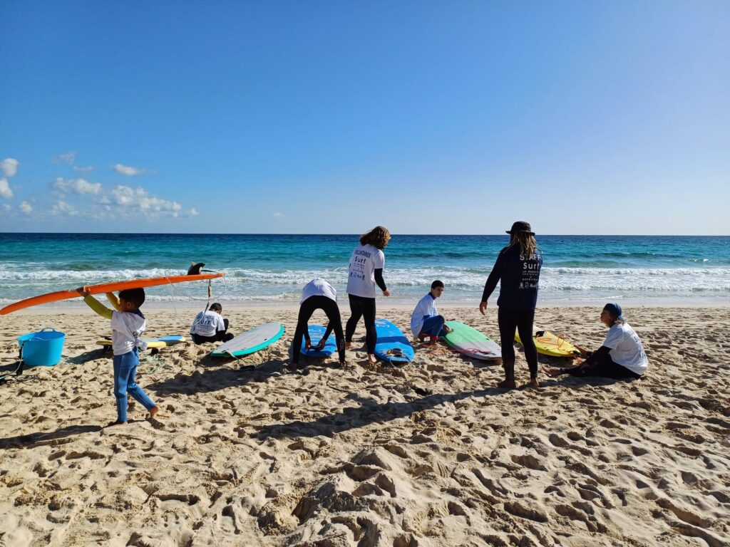 Fuertetribu Surf Para Ninos 4 1024x768 Niños jugando con sus tablas de surf en una playa cerca de Corralejo, Fuerteventura.