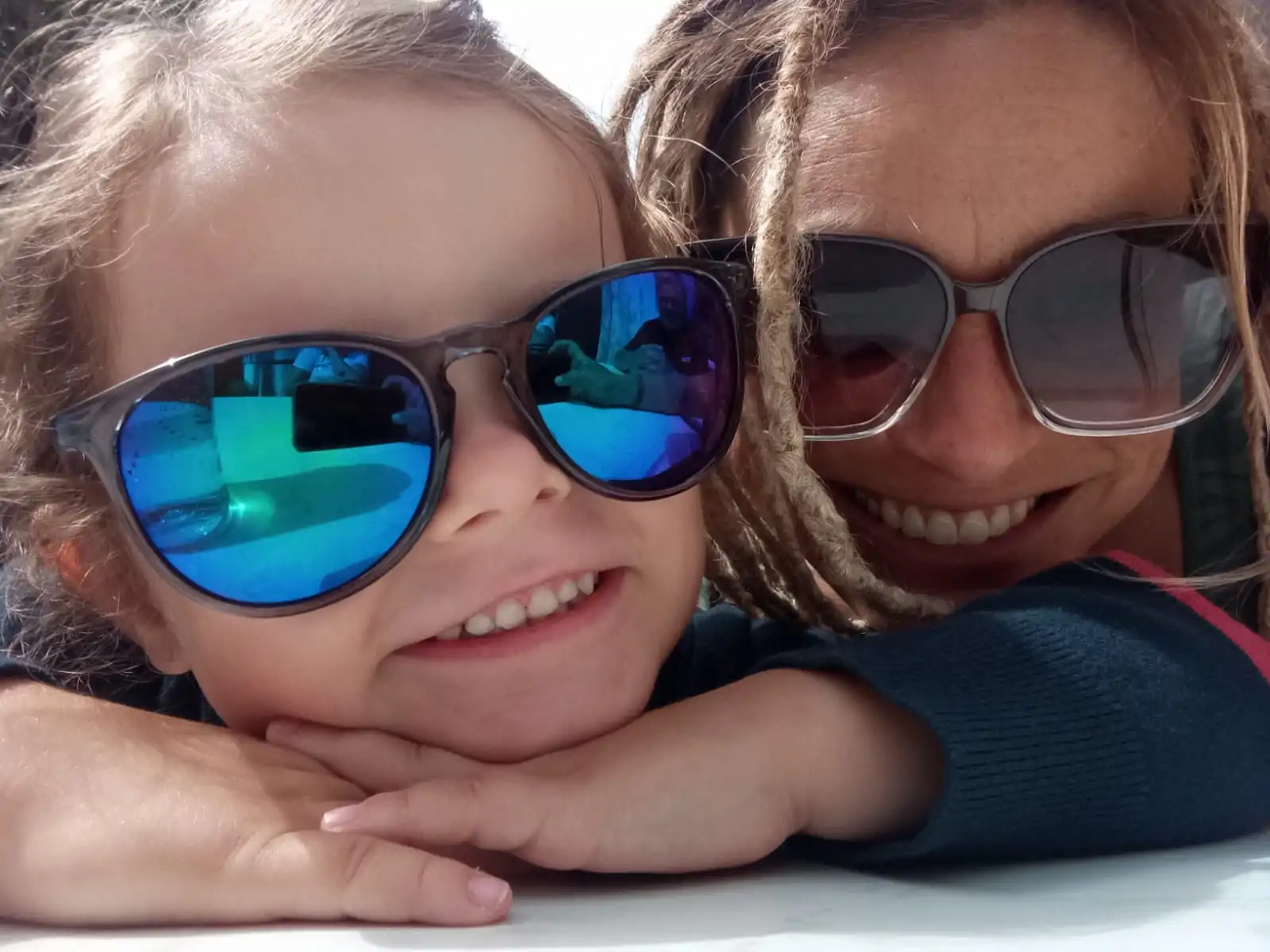 Nuestra ni&ntilde;era surfera Sonja riendo juntos con una ni&ntilde;a.