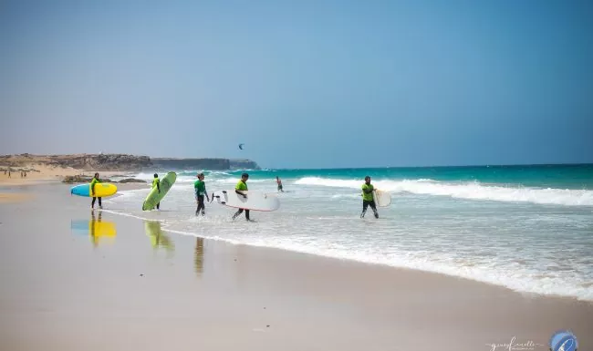 Personas practicando terapia de surf